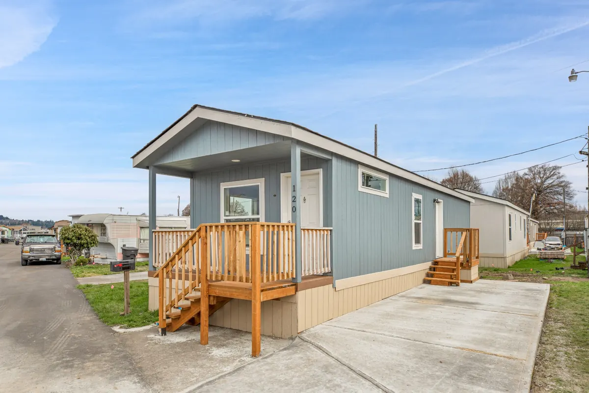 Mobile home at Del Ray RV and Mobile Home Park in Longview WA