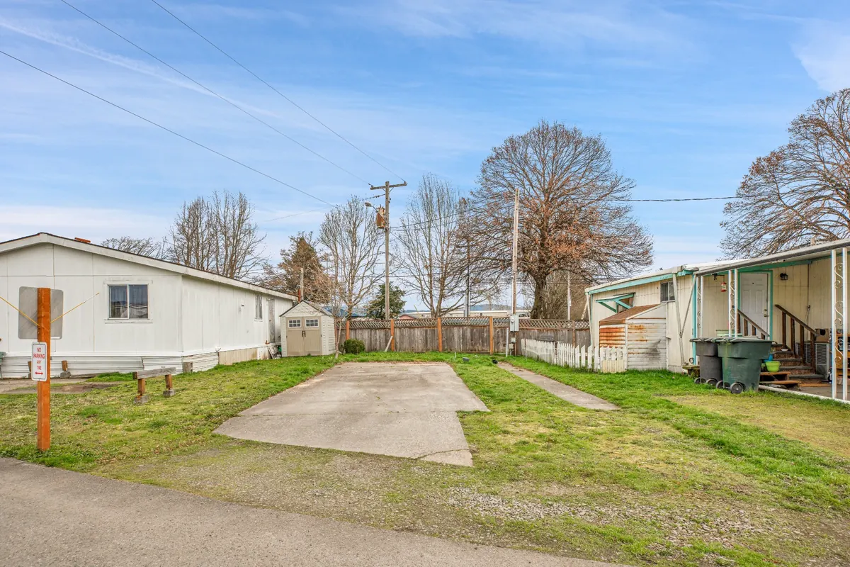 Available RV space at Del Ray RV and Mobile Home Park in Longview WA